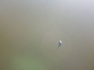 Gölün ortasındaki şişme tekne, üst manzara.