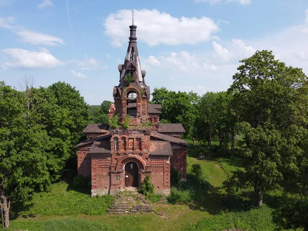 Старое здание с травой и деревьями, фото с воздуха — стоковое фото