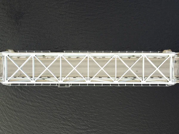 Żelazny most przez rzekę, widok z powietrza, zdjęcie lotnicze — Zdjęcie stockowe