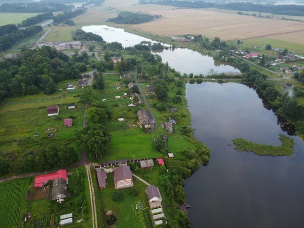 Маленьке село біля озера в літній повітряній фотографії — стокове фото