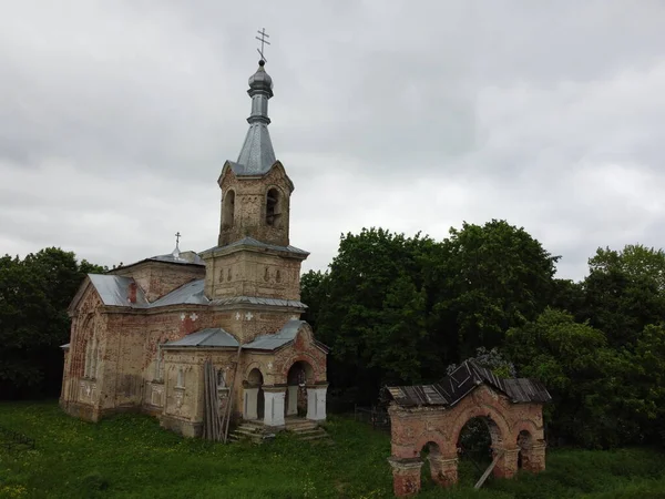 Старое здание с травой и деревьями, фото с воздуха — стоковое фото