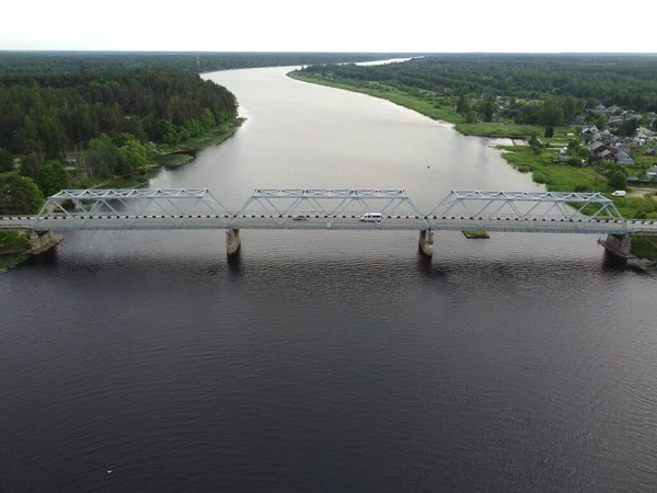 Puente de hierro truss a través del río, ver un aire, foto aérea — Foto de Stock