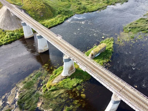 Puente ferroviario sobre el río — Foto de Stock