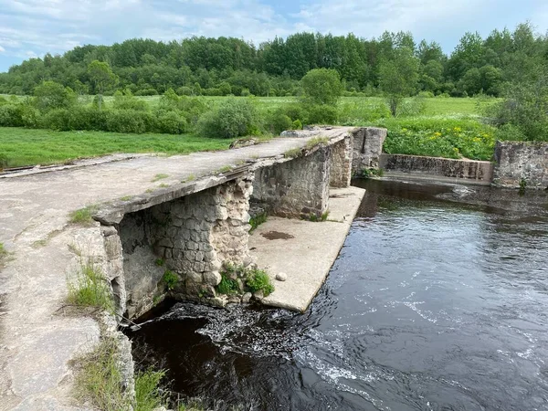 Central hidroeléctrica abandonada en Rusia en un día de verano — Foto de Stock