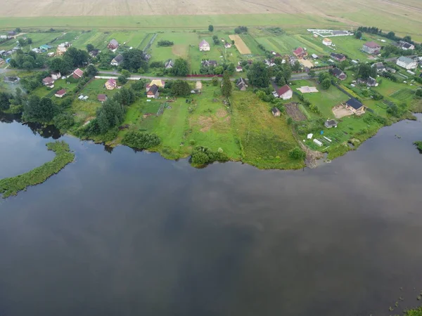 Маленьке село біля озера в літній повітряній фотографії — стокове фото