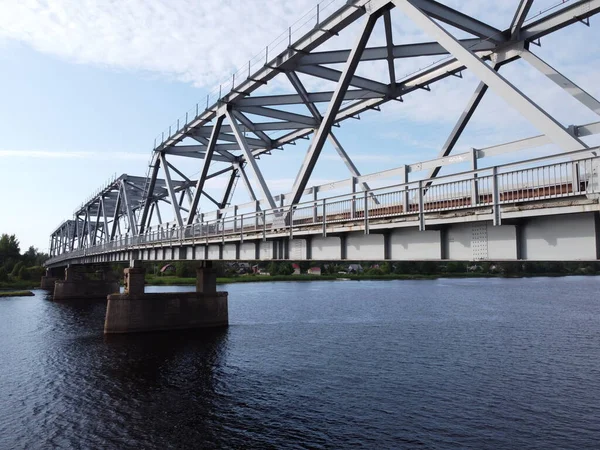 Puente de hierro truss a través del río, ver un aire, foto aérea — Foto de Stock