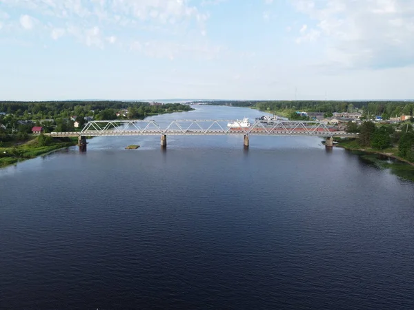 Puente de hierro truss a través del río, ver un aire, foto aérea — Foto de Stock