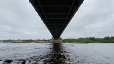 Bir su kütlesinin üzerinde bir köprü