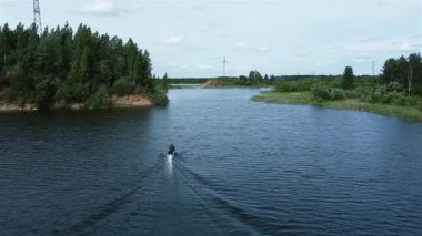 Gölde yüzen motorlu tekne, 4 km yükseklikten görüntü.