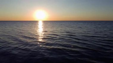 Deniz üzerinde gün batımı, hava görüntüsü videosu