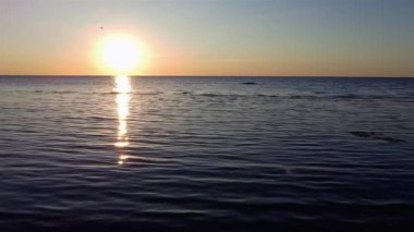 Deniz üzerinde gün batımı, hava görüntüsü videosu