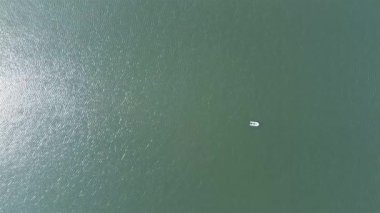 Gölde yüzen motorlu tekne, 4 km yükseklikten görüntü.