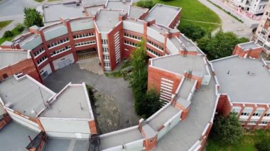 Eğitim kurumuna yükseklik, hava fotoğrafçılığı 4k