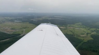 Bulutlu havada tek motorlu uçaklar, uçak kanadı, 4k video.