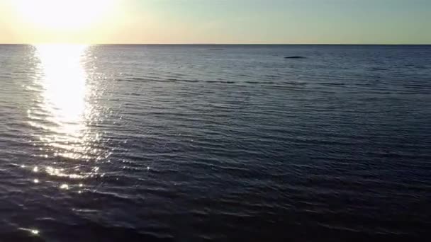 Ηλιοβασίλεμα πάνω από τη θάλασσα, εναέρια προβολή βίντεο — Αρχείο Βίντεο
