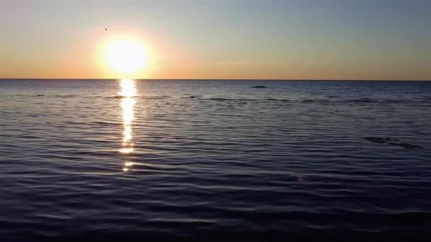 Deniz üzerinde gün batımı, hava görüntüsü videosu — Stok video