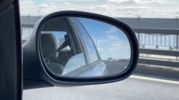 Närbild av en backspegel under körning — Stockvideo