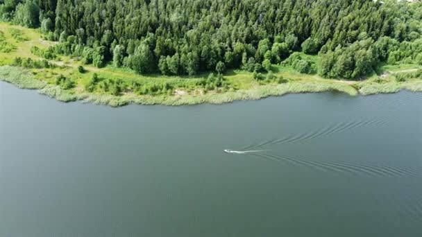 Motorbåt som flyter i en sjö, video från en höjd av 4k — Stockvideo