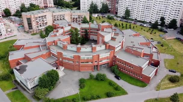 Uma vista da instituição de ensino de uma altura, fotografia aérea 4k — Vídeo de Stock