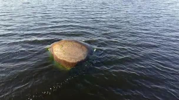 Una grande pietra si trova nel mare, video da un'altezza di 4k — Video Stock