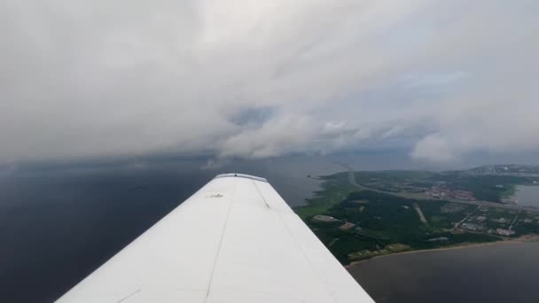 Samolot jednosilnikowy lata w pochmurną pogodę, skrzydło samolotu, wideo 4k — Wideo stockowe