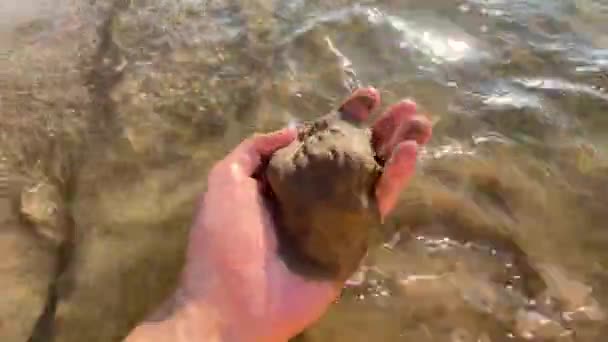 人类的手触摸海床，近距离第一人称视频 — 图库视频影像