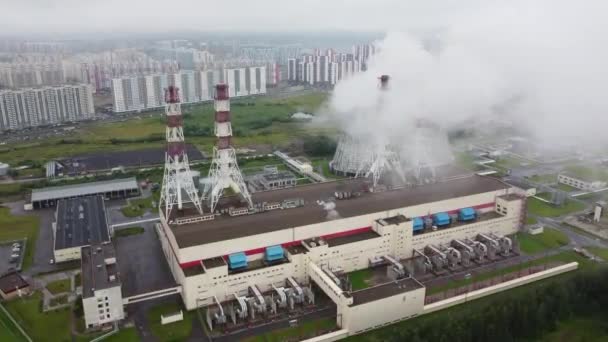 Pijpen van de thermische centrale. Luchtfoto — Stockvideo