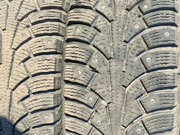 Vecchio inverno auto perno pneumatici da vicino — Foto Stock