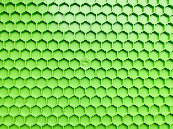 Textura feita de plástico verde na forma de favos de mel close-up, fundo abstrato — Fotografia de Stock