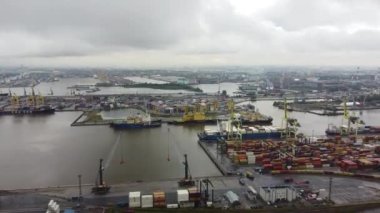 Drone, Saint-Petersburg 'daki konteyner terminalinin üzerinde uçuyor.