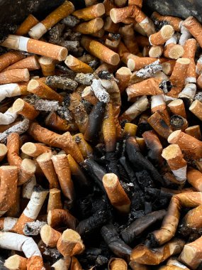 Bir sürü sigara izmariti kapanıyor.