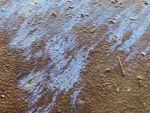 Macchie di petrolio sulla spiaggia sabbia disastro ambientale — Foto Stock