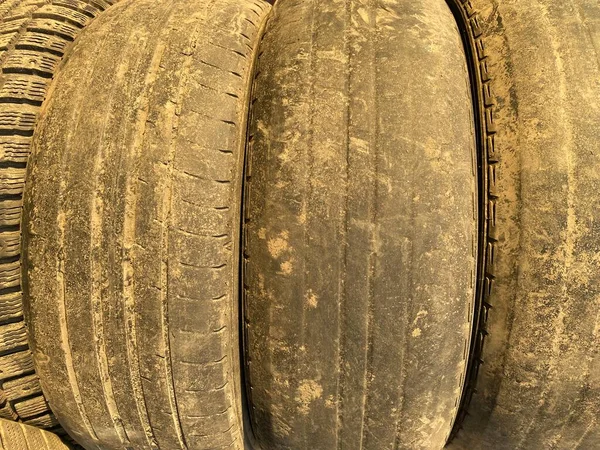 Velho usado carro pneus de perto — Fotografia de Stock