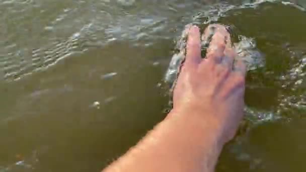 Mano humana tocando el agua, primer plano vídeo en primera persona — Vídeo de stock
