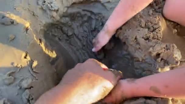 Ludzie kopiący dziurę w piasku, zbliżenie POV wideo — Wideo stockowe