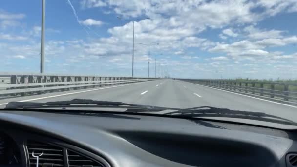 Video aus der Windschutzscheibe: Auto fährt auf Autobahn — Stockvideo