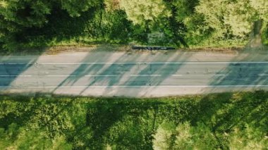 Yukarıdan köy yolu manzaralı, hava gözlem 4k