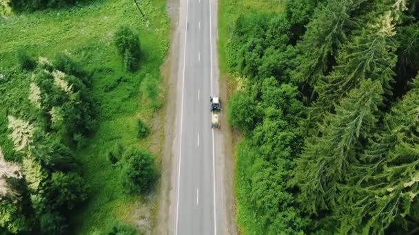 Alter Traktor mit Anhänger fährt auf einer Landstraße, Luftaufnahme 4k Video — Stockvideo