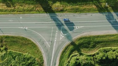 4k yüksekliğindeki bir hava fotoğrafçısından araç değişimi