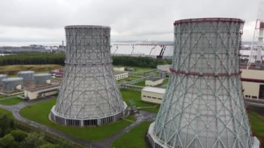 Termal santralin boruları. Hava görüntüsü.