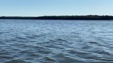 Dalgalı su, küçük dalgalı sakin su yüzeyi