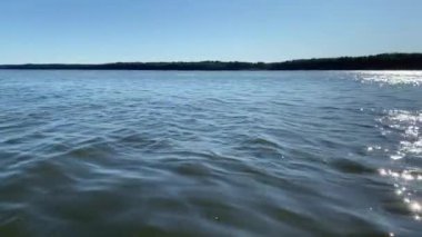 Dalgalı su, küçük dalgalı sakin su yüzeyi