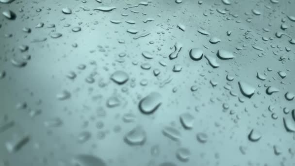 Az esőcseppek végigfutnak az üvegen. — Stock videók