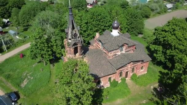 Oude orthodoxe kerk vanaf een hoogte van 4k video — Stockvideo