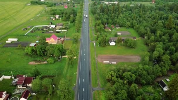 Ansicht einer vielbefahrenen Autobahn aus der Höhe, Luftaufnahme 4k — Stockvideo