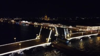 Geceleri St. Petersburg şehrinde asma köprüler, hava görüntüleri. 