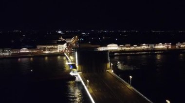 Geceleri St. Petersburg şehrinde asma köprüler, hava görüntüleri. 