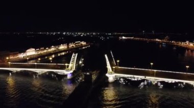 Geceleri St. Petersburg şehrinde asma köprüler, hava görüntüleri. 
