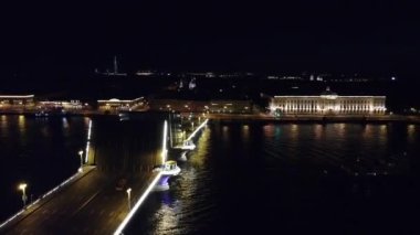 Geceleri St. Petersburg şehrinde asma köprüler, hava görüntüleri. 