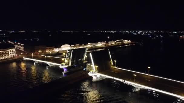 Jembatan gantung di kota St Petersburg pada malam hari, video udara — Stok Video